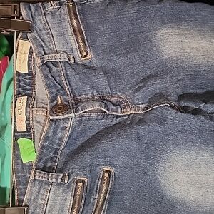 Guess size 31 Capris